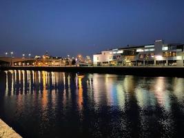 una vista de glasgow en escocia en la noche foto