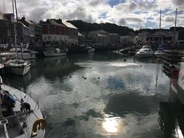 padstow en cornualles en agosto de 2020. una vista del puerto de padstow que muestra todos los barcos de pesca foto