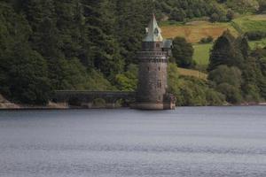 una vista del lago vyrnwy en el centro de gales foto