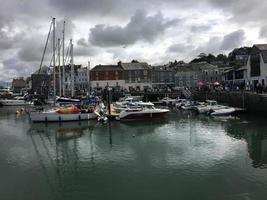 padstow en cornualles en agosto de 2020. una vista del puerto de padstow que muestra todos los barcos de pesca foto