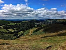 una vista de las colinas caradoc en shropshire foto