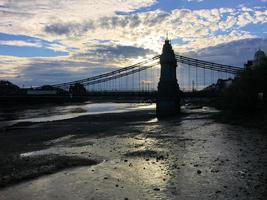 una vista del río támesis cerca del puente hammersmith foto