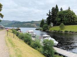 fort augustus en escocia en agosto de 2021. una vista del canal en fort augustus mostrando barcos foto