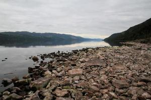 una vista del lago ness en escocia foto