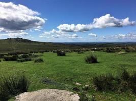 una vista del parque nacional de dartmoor en devon desde la cumbre foto