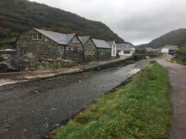 una vista de boscastle en Cornualles en una mañana húmeda foto