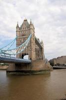 una vista del puente de la torre en londres foto