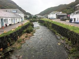 una vista de boscastle en Cornualles en una mañana húmeda foto