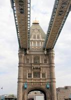 una vista del puente de la torre en londres foto