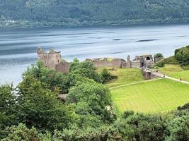 una vista del castillo de urquhart en escocia foto