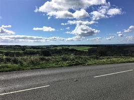 una vista del parque nacional de dartmoor en devon desde la cumbre foto