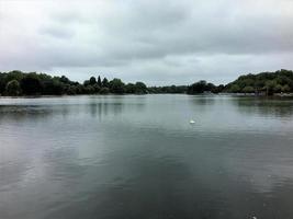 una vista del río támesis cerca del puente hammersmith foto