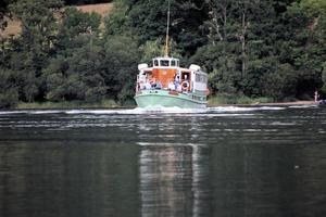 ullswater en el distrito de los lagos en el reino unido en septiembre de 2021. una vista de un barco en el lago ullswater foto