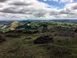 una vista de las colinas caradoc en shropshire foto