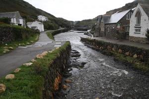 una vista de boscastle en Cornualles en una mañana húmeda foto