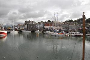 padstow en cornualles en agosto de 2020. una vista del puerto de padstow que muestra todos los barcos de pesca foto