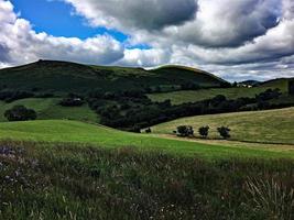 una vista de las colinas caradoc en shropshire foto