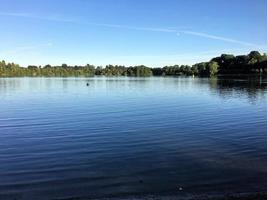 una vista del lago ellesmere al sol de la tarde foto