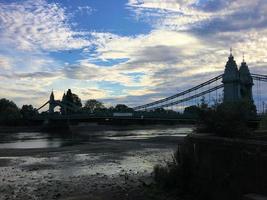 una vista del río támesis cerca del puente hammersmith foto