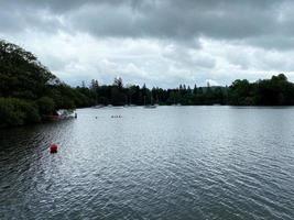 una vista del lago windermere en el distrito de los lagos foto