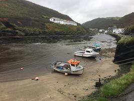 una vista de boscastle en Cornualles en una mañana húmeda foto