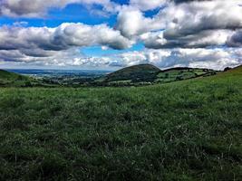 una vista de las colinas caradoc en shropshire foto