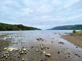 una vista del lago ness en escocia foto