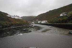 una vista de boscastle en Cornualles en una mañana húmeda foto