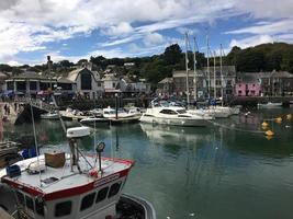 padstow en cornualles en agosto de 2020. una vista del puerto de padstow que muestra todos los barcos de pesca foto