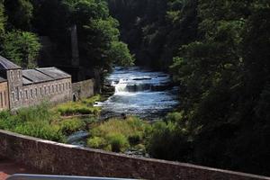 una vista de la campiña escocesa cerca de las cataratas de clyde cerca de new lanark foto