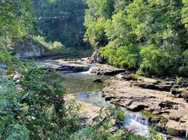 una vista de la campiña escocesa cerca de las cataratas de clyde cerca de new lanark foto