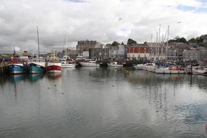 padstow en cornualles en agosto de 2020. una vista del puerto de padstow que muestra todos los barcos de pesca foto