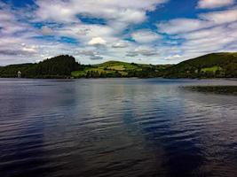 una vista del lago vyrnwy en el centro de gales foto