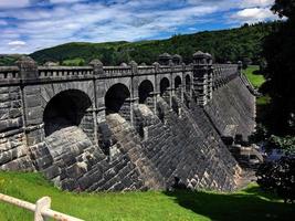 una vista del lago vyrnwy en el centro de gales foto