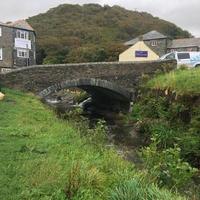 una vista de boscastle en Cornualles en una mañana húmeda foto