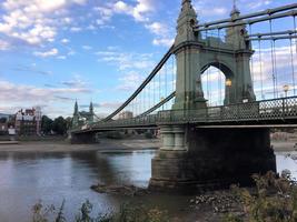 una vista del río támesis cerca del puente hammersmith foto