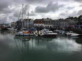 padstow en cornualles en agosto de 2020. una vista del puerto de padstow que muestra todos los barcos de pesca foto