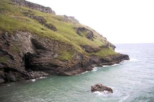 una vista de tintagel en cornualles foto