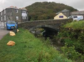 una vista de boscastle en Cornualles en una mañana húmeda foto