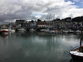 padstow en cornualles en agosto de 2020. una vista del puerto de padstow que muestra todos los barcos de pesca foto