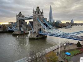 una vista del puente de la torre en londres por la noche foto