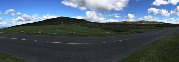 una vista del parque nacional de dartmoor en devon desde la cumbre foto