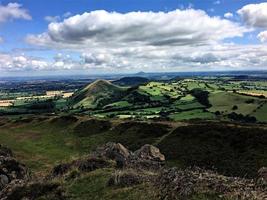 una vista de las colinas caradoc en shropshire foto