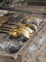 comida callejera japonesa - caballa recién asada foto