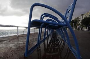 las famosas sillas azules en la costa de Niza, Francia, después de la lluvia foto