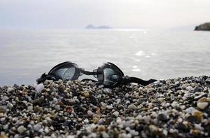Gafas de natación en la playa de Matala, Creta, Grecia foto