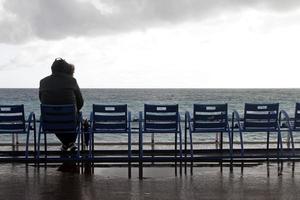 las famosas sillas azules en la costa de Niza, Francia, después de la lluvia foto