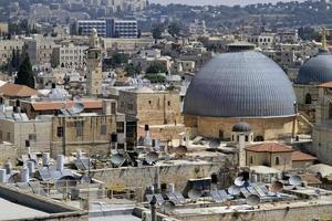 paisaje urbano de jerusalén con la iglesia del santo sepulcro foto