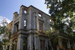 restos de la guerra en mostar, bosnia y herzegovina - ruina sin techo con árboles creciendo en su interior foto