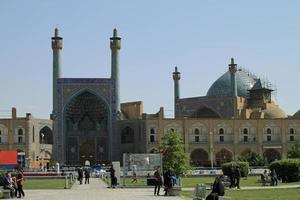 Isfahan, Irán - 13 de junio de 2018 - vista sobre la plaza de la gran ciudad naqsch-e dschahan en Isfahan, Irán. la plaza es un lugar de encuentro popular para los habitantes de la ciudad. foto